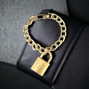Louis Vuitton authentic padlock 🔒w/chain/clip bracelet exc condition
